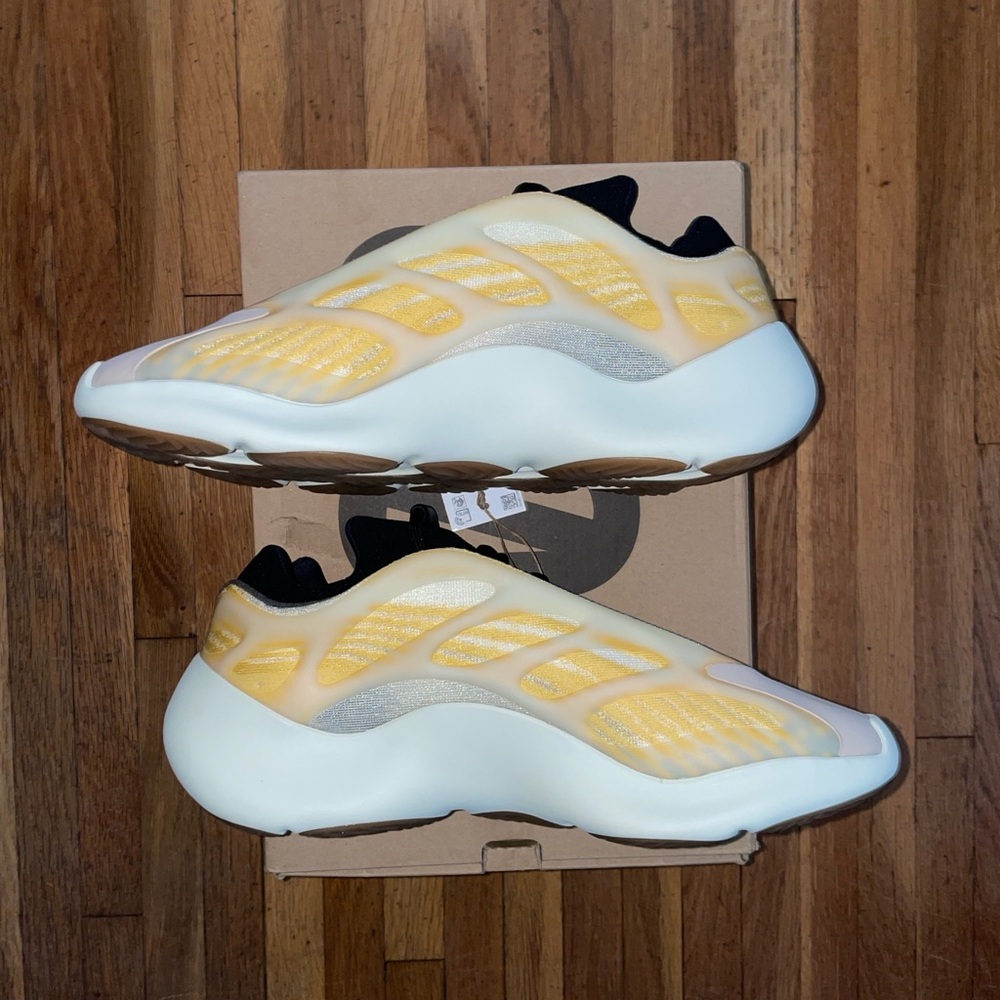 Adidas Yeezy 700 V3 ‘Mono Safflower’ - Picture 2 of 7